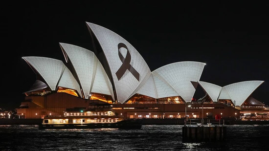 Das Opernhaus von Sydney wird im Rahmen eines nationalen Tages der Trauer nach dem tödlichen Messerangriff in einem Einkaufszentrum mit einer schwarzen Schleife angeleuchtet. In der australischen Metropole ist die Polizei am Montag erneut wegen eines…