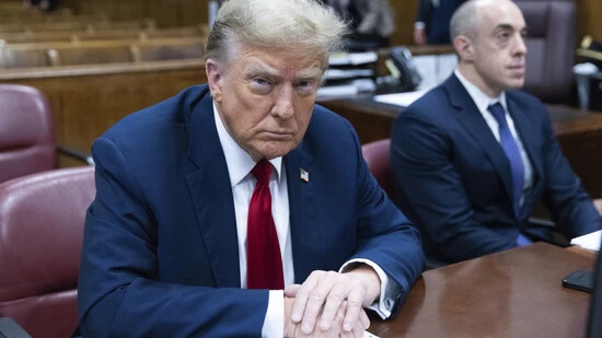 Mit Donald Trump sitzt erstmals in der Geschichte der Vereinigten Staaten ein früherer US-Präsident bei einem Strafprozess auf der Anklagebank. Foto: Jeenah Moom/Pool Bloomberg via AP/dpa