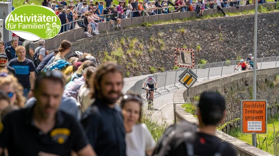 Gespannte Blicke: Gross und Klein feuern die Teilnehmenden der Bike Revolution in Chur an.