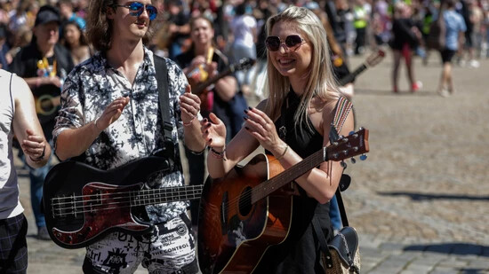 Wie jedes Jahr nahmen Tausende von Gitarristen aus dem ganzen Land an der Veranstaltung teil. Foto: Krzysztof Zatycki/ZUMA Press Wire/dpa