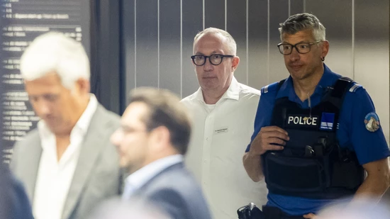 Anfang Woche hörte die Walliser Staatsanwaltschaft den Gemeindepräsidenten von Crans-Montana, Nicolas Féraud (M.), an. Anfang Woche hörte die Walliser Staatsanwaltschaft den Gemeindepräsidenten von Crans-Montana, Nicolas Féraud (M.), an.