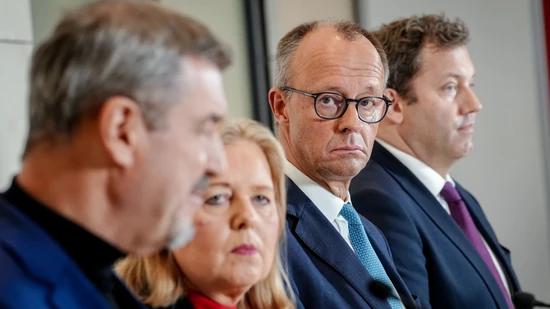 ARCHIV - Markus Söder (l-r), Bärbel Bas (SPD), Bundeskanzler Friedrich Merz (CDU) und Lars Klingbeil (SPD) geben eine Pressekonferenz. Foto: Kay Nietfeld/dpa ARCHIV - Markus Söder (l-r), Bärbel Bas (SPD), Bundeskanzler Friedrich Merz (CDU) und Lars Klingbeil (SPD) geben eine Pressekonferenz. Foto: Kay Nietfeld/dpa
