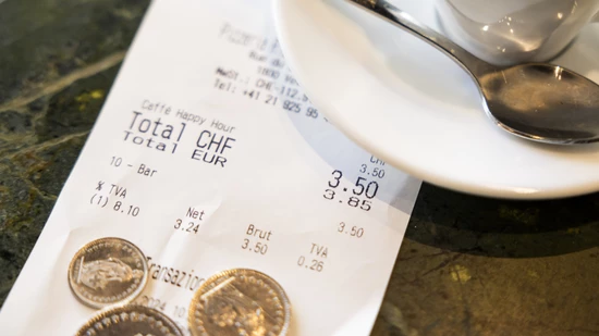 Die zuständige Nationalratskommission will die 13. AHV-Rente allein mit einer vorübergehenden Erhöhung der Mehrwertsteuer finanzieren. Dabei will sie die Steuer etwas weniger stark erhöhen als zunächst beschlossen. (Themenbild) Die zuständige Nationalratskommission will die 13. AHV-Rente allein mit einer vorübergehenden Erhöhung der Mehrwertsteuer finanzieren. Dabei will sie die Steuer etwas weniger stark erhöhen als zunächst beschlossen. (Themenbild)