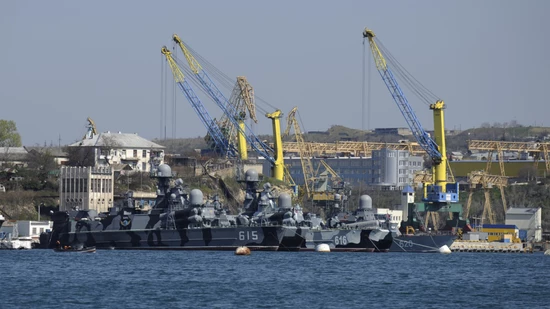 ARCHIV - Schiffe der russischen Schwarzmeerflotte liegen am 31. März 2014 in einer der Buchten von Sewastopol. Foto: Uncredited/AP/dpa ARCHIV - Schiffe der russischen Schwarzmeerflotte liegen am 31. März 2014 in einer der Buchten von Sewastopol. Foto: Uncredited/AP/dpa