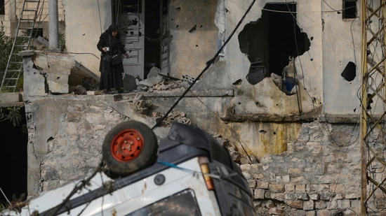 Eine Frau überprüft die Schäden an ihrem Haus in der Stadt Nabatiyeh im Südlibanon. Foto: Mohammed Zaatari/AP/dpa Eine Frau überprüft die Schäden an ihrem Haus in der Stadt Nabatiyeh im Südlibanon. Foto: Mohammed Zaatari/AP/dpa