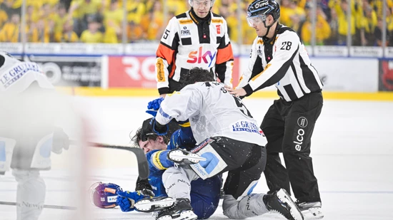 Alle Hände voll zu tun und überbordende Emotionen: Die Schieds- und Linienrichter versuchen die Streithähne Filip Zadina (li.) und Simon Seiler zu trennen Alle Hände voll zu tun und überbordende Emotionen: Die Schieds- und Linienrichter versuchen die Streithähne Filip Zadina (li.) und Simon Seiler zu trennen