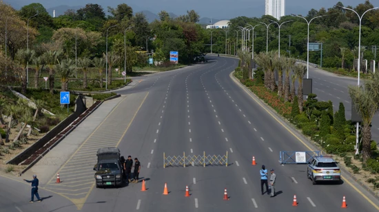Polizeibeamte stehen Wache an einem Kontrollpunkt in Islamabad, um die Sicherheit vor einer möglichen zweiten Runde der US-Iran-Gespräche zu gewährleisten. Foto: M.A. Sheikh/AP/dpa Polizeibeamte stehen Wache an einem Kontrollpunkt in Islamabad, um die Sicherheit vor einer möglichen zweiten Runde der US-Iran-Gespräche zu gewährleisten. Foto: M.A. Sheikh/AP/dpa