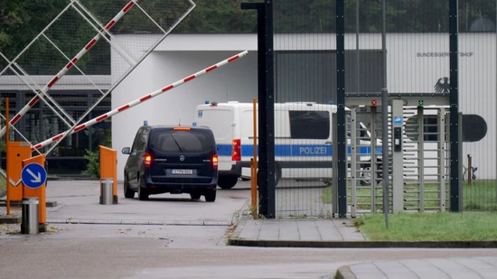 ARCHIV - Einsatzfahrzeuge der Polizei auf dem Gelände des deutschen Bundesgerichtshofes. Foto: René Priebe/dpa/Archivbild ARCHIV - Einsatzfahrzeuge der Polizei auf dem Gelände des deutschen Bundesgerichtshofes. Foto: René Priebe/dpa/Archivbild