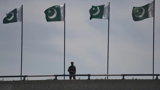 Ein Soldat auf einer Brücke in Islamabad, Pakistan. Foto: M. A. Sheikh/AP/dpa Ein Soldat auf einer Brücke in Islamabad, Pakistan. Foto: M. A. Sheikh/AP/dpa