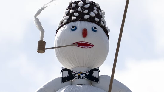 Der Sechseläutenumzug in Zürich hat begonnen. Der Böögg wartet derweil auf sein Ende. Ab 18 Uhr geht es ihm an den Kragen. Der Sechseläutenumzug in Zürich hat begonnen. Der Böögg wartet derweil auf sein Ende. Ab 18 Uhr geht es ihm an den Kragen.