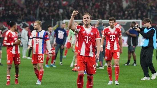 Bayerns Harry Kane, Torschütze zum 1:0, feiert mit seinen Teamkollegen den Einzug in den Cupfinal Bayerns Harry Kane, Torschütze zum 1:0, feiert mit seinen Teamkollegen den Einzug in den Cupfinal