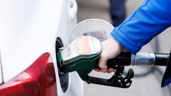 Total deckelt Benzin in Frankreich weiter auf 1,99 Euro pro Liter. An Feiertagen sinkt der Dieselpreis – und bei fallenden Ölpreisen sollen Kunden sofort profitieren. (Archivbild) Total deckelt Benzin in Frankreich weiter auf 1,99 Euro pro Liter. An Feiertagen sinkt der Dieselpreis – und bei fallenden Ölpreisen sollen Kunden sofort profitieren. (Archivbild)