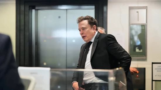 Beim KI-Training gibt es die Methode, ein Modell als Lehrer einzusetzen, das neue Software wie einen Schüler anlernt. Elon Musk musste unter Eid sagen, ob er so KI des Rivalen OpenAI benutzte. (Archivbild) Beim KI-Training gibt es die Methode, ein Modell als Lehrer einzusetzen, das neue Software wie einen Schüler anlernt. Elon Musk musste unter Eid sagen, ob er so KI des Rivalen OpenAI benutzte. (Archivbild)