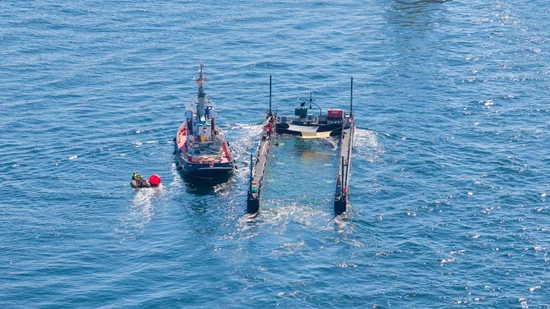 dpatopbilder - Das Schutznetz an der Barge, das den Buckelwal bei seinem Transport aus der Ostsee bislang vom offenen Wasser trennte, ist entfernt worden. Gleichzeitig wurde der Lastkahn sichtbar weiter geflutet. Foto: News5/Sebastian Peters/NEWS5/dpa dpatopbilder - Das Schutznetz an der Barge, das den Buckelwal bei seinem Transport aus der Ostsee bislang vom offenen Wasser trennte, ist entfernt worden. Gleichzeitig wurde der Lastkahn sichtbar weiter geflutet. Foto: News5/Sebastian Peters/NEWS5/dpa