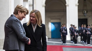 Die italienische Regierungschefin Giorgia Meloni (rechts) begrüsst Bundespräsidentin Viola Amherd in ihrem Amtssitz Palazzo Chigi in Rom.