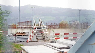 Kein Bauarbeiter kommt rein, kein Wassertropfen raus: Beim Grundwasserpumpwerk im Grünfeld in Rapperswil‑Jona bleibt alles so, wie es ist – solange der Baustopp gilt.