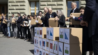 Mitglieder des Komitees hinter der Finanzplatz-Initiative reichen die gesammelten rund 145'000 Unterschriften bei der Bundeskanzlei in Bern ein. Mitglieder des Komitees hinter der Finanzplatz-Initiative reichen die gesammelten rund 145'000 Unterschriften bei der Bundeskanzlei in Bern ein.