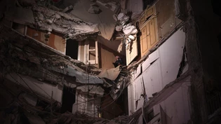 ARCHIV - Eine Frau, die einen israelischen Luftangriff überlebt hat, wartet darauf, aus einem zerstörten Gebäude im Zentrum von Beirut gerettet zu werden. Foto: Emilio Morenatti/AP/dpa ARCHIV - Eine Frau, die einen israelischen Luftangriff überlebt hat, wartet darauf, aus einem zerstörten Gebäude im Zentrum von Beirut gerettet zu werden. Foto: Emilio Morenatti/AP/dpa