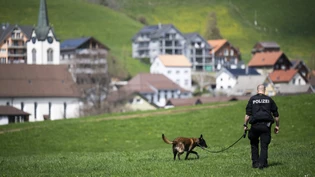 Beim Tatort eines Tötungsdelikts in Urnäsch war die Polizei am Donnerstag auch mit Spürhunden im Einsatz. Beim Tatort eines Tötungsdelikts in Urnäsch war die Polizei am Donnerstag auch mit Spürhunden im Einsatz.