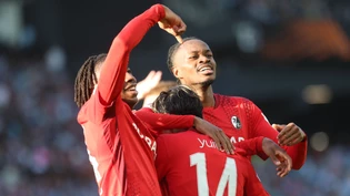 Johan Manzambi (rechts) jubelt mit Doppeltorschütze Yuito Suzuki (Mitte) Johan Manzambi (rechts) jubelt mit Doppeltorschütze Yuito Suzuki (Mitte)