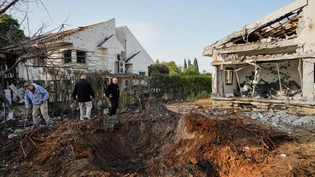 ARCHIV - Menschen inspizieren Häuser, die durch ein aus dem Libanon abgeschossenes Projektil beschädigt wurden. Foto: Baz Ratner/AP/dpa ARCHIV - Menschen inspizieren Häuser, die durch ein aus dem Libanon abgeschossenes Projektil beschädigt wurden. Foto: Baz Ratner/AP/dpa