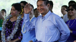 ARCHIV - 16.04.2018, Myanmar, Naypyidaw: Win Myint, Präsident von Myanmar, tanzt am letzten Tag des Neujahrsfestes Thingyan. Foto: Aung Shine Oo/AP/dpa ARCHIV - 16.04.2018, Myanmar, Naypyidaw: Win Myint, Präsident von Myanmar, tanzt am letzten Tag des Neujahrsfestes Thingyan. Foto: Aung Shine Oo/AP/dpa