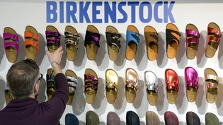 Der deutsche Schuhhersteller Birkenstock hat seinen ersten eigenen Laden in der Schweiz eröffnet. Mit dem Store in der Zürcher Altstadt baut das Unternehmen sein europäisches Filialnetz auf insgesamt 30 Läden aus. Der deutsche Schuhhersteller Birkenstock hat seinen ersten eigenen Laden in der Schweiz eröffnet. Mit dem Store in der Zürcher Altstadt baut das Unternehmen sein europäisches Filialnetz auf insgesamt 30 Läden aus.