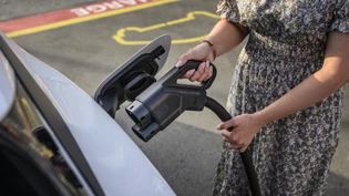 Der E-Auto-Anteil beträgt schweizweit 5,5 Prozent. Mehr als doppelt so hoch ist er im Kanton Zug. (Symbolbild) Der E-Auto-Anteil beträgt schweizweit 5,5 Prozent. Mehr als doppelt so hoch ist er im Kanton Zug. (Symbolbild)