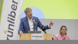 Der Parteipräsident der GLP Schweiz, Jürg Grossen (links) und die Vize-Präsidentin Celine Weber an der Delegiertenversammlung der GLP Schweiz im Burgbachsaal in Zug. Der Parteipräsident der GLP Schweiz, Jürg Grossen (links) und die Vize-Präsidentin Celine Weber an der Delegiertenversammlung der GLP Schweiz im Burgbachsaal in Zug.