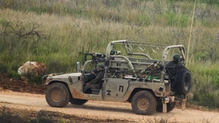 ARCHIV - Israelische Soldaten fahren im Südlibanon, vom Norden Israels aus gesehen. Foto: Ariel Schalit/AP/dpa (Archivbild) ARCHIV - Israelische Soldaten fahren im Südlibanon, vom Norden Israels aus gesehen. Foto: Ariel Schalit/AP/dpa (Archivbild)