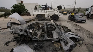 dpatopbilder - Französische UN-Friedenstruppen stehen auf ihrem gepanzerten Mannschaftswagen, während Vertriebene am zweiten Tag der Waffenruhe zwischen der Hisbollah und Israel in Qasmiyeh, nahe der Stadt Tyrus im Südlibanon, in ihre Dörfer zurückkehren… dpatopbilder - Französische UN-Friedenstruppen stehen auf ihrem gepanzerten Mannschaftswagen, während Vertriebene am zweiten Tag der Waffenruhe zwischen der Hisbollah und Israel in Qasmiyeh, nahe der Stadt Tyrus im Südlibanon, in ihre Dörfer zurückkehren…