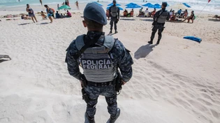 ARCHIV - Ein Agent der mexikanischen Bundespolizei steht in Cancún an einem Strand. Foto: El Universal/dpa/Symbolbild ARCHIV - Ein Agent der mexikanischen Bundespolizei steht in Cancún an einem Strand. Foto: El Universal/dpa/Symbolbild