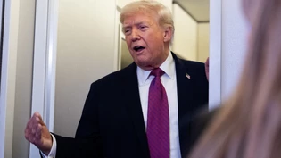 US-Präsident Donald Trump spricht mit Reportern an Bord der Air Force One auf dem Weg zur Joint Base Andrews. Foto: Alex Brandon/AP/dpa US-Präsident Donald Trump spricht mit Reportern an Bord der Air Force One auf dem Weg zur Joint Base Andrews. Foto: Alex Brandon/AP/dpa