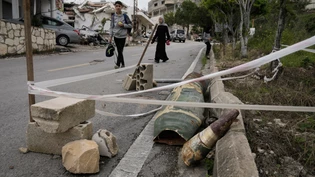 Menschen gehen neben Raketenteilen im Dorf Halloussiyeh im Südlibanon vorbei. Foto: Bilal Hussein/AP/dpa Menschen gehen neben Raketenteilen im Dorf Halloussiyeh im Südlibanon vorbei. Foto: Bilal Hussein/AP/dpa