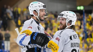 Gottérons Captain Julien Sprunger (links) entscheidet das dritte Finalspiel mit seinem Tor in der zweiten Verlängerung Gottérons Captain Julien Sprunger (links) entscheidet das dritte Finalspiel mit seinem Tor in der zweiten Verlängerung