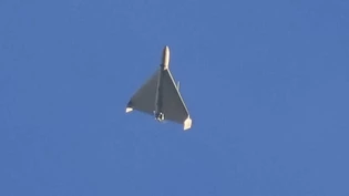 ARCHIV - Eine Kampfdrohne fliegt am Himmel (Archivbild). Foto: Efrem Lukatsky/AP/dpa ARCHIV - Eine Kampfdrohne fliegt am Himmel (Archivbild). Foto: Efrem Lukatsky/AP/dpa