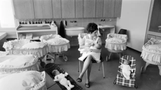 In Säuglingsheimen erhielten Babys in den 50er-Jahren nur wenig Zuneigung. (Archivbild) In Säuglingsheimen erhielten Babys in den 50er-Jahren nur wenig Zuneigung. (Archivbild)