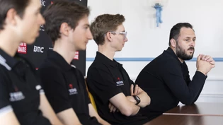Morgan Lamoisson (rechts), der Sportdirektor der Equipe Tudor, erklärt die Ziele des Teams an der Tour de Romandie Morgan Lamoisson (rechts), der Sportdirektor der Equipe Tudor, erklärt die Ziele des Teams an der Tour de Romandie
