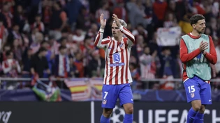 Antoine Griezmann bedankt sich beim Heimpublikum für die Unterstützung im Champions-League-Halbfinal gegen Arsenal Antoine Griezmann bedankt sich beim Heimpublikum für die Unterstützung im Champions-League-Halbfinal gegen Arsenal