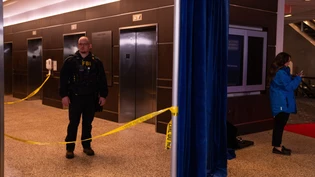 ARCHIV - Personen stehen in der Lobby des Washington Hilton nach einem Zwischenfall, der das White House Correspondents Dinner in Washington störte. Foto: Allison Robbert/FR172296 AP/dpa ARCHIV - Personen stehen in der Lobby des Washington Hilton nach einem Zwischenfall, der das White House Correspondents Dinner in Washington störte. Foto: Allison Robbert/FR172296 AP/dpa