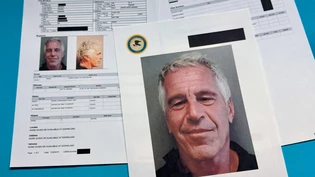 ARCHIV - Dokumente mit geschwärzten Passagen, die in den vom US-Justizministerium freigegebenen Jeffrey-Epstein-Akten enthalten sind, werden am Freitag, 2. Januar 2026, in Washington gezeigt und fotografiert. Foto: Jon Elswick/AP/dpa - ACHTUNG: Nur zur… ARCHIV - Dokumente mit geschwärzten Passagen, die in den vom US-Justizministerium freigegebenen Jeffrey-Epstein-Akten enthalten sind, werden am Freitag, 2. Januar 2026, in Washington gezeigt und fotografiert. Foto: Jon Elswick/AP/dpa - ACHTUNG: Nur zur…