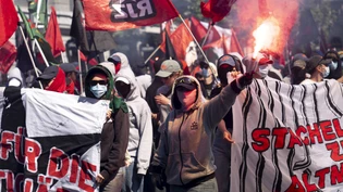 Eine unbewilligte Nachdemonstration in Zürich hielt die Polizei am 1. Mai auf Trab. Eine unbewilligte Nachdemonstration in Zürich hielt die Polizei am 1. Mai auf Trab.