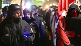 Polizisten begleiten den Schwarzen Block.bei der Demonstration «Revolutionärer 1. Mai - Freiheit. Frieden. Solidarität.». Am 1. Mai finden bundesweit mehrere Demonstrationen und Veranstaltungen statt. Foto: Sebastian Gollnow/dpa Polizisten begleiten den Schwarzen Block.bei der Demonstration «Revolutionärer 1. Mai - Freiheit. Frieden. Solidarität.». Am 1. Mai finden bundesweit mehrere Demonstrationen und Veranstaltungen statt. Foto: Sebastian Gollnow/dpa