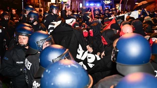 dpatopbilder - Polizeibeamte geraten kurz vor Ende der Demonstration «Revolutionärer 1. Mai - Freiheit. Frieden. Solidarität.» mit Teilnehmern aneinander. Am 1. Mai finden bundesweit und auch in der Stadt mehrere Demonstrationen und Veranstaltungen statt… dpatopbilder - Polizeibeamte geraten kurz vor Ende der Demonstration «Revolutionärer 1. Mai - Freiheit. Frieden. Solidarität.» mit Teilnehmern aneinander. Am 1. Mai finden bundesweit und auch in der Stadt mehrere Demonstrationen und Veranstaltungen statt…