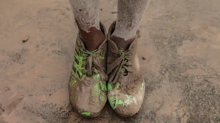 ARCHIV - Mit Vulkanasche verschmutzte Schuhe eines Jungen. Foto: Albert Ivan Damanik/ZUMA Wire/dpa/Archivbild ARCHIV - Mit Vulkanasche verschmutzte Schuhe eines Jungen. Foto: Albert Ivan Damanik/ZUMA Wire/dpa/Archivbild